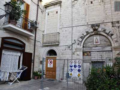 L�esterno non invita alla visita, dato che l�edificio � collocato in una parte anonima di piazza Albicocca, tra panni stesi e macchine parcheggiate e di fronte a un nota pizzeria (Foto di Gennaro Gargiulo)